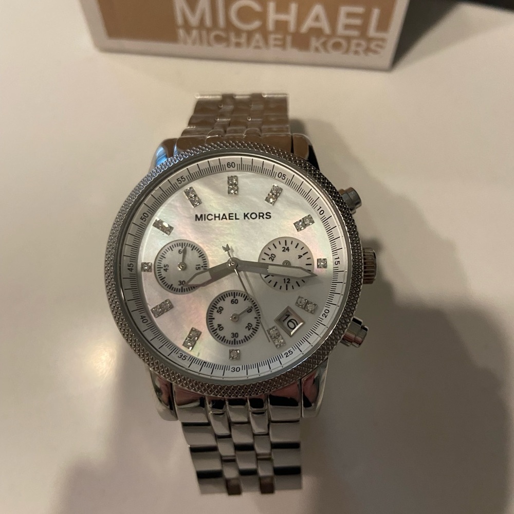 Michael Kors silver watch - Picture 4 of 5